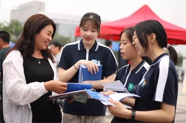 中職招生咨詢會現(xiàn)場火爆:升學就業(yè)兩不誤,職業(yè)教育前景佳!